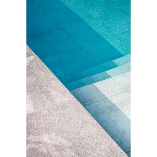 uszoda medence szegely kulteri termeszetes erezetes koburkolat greslap jarolap padlolap padloburkolat kohatasu szurke minimal rusztikus elegans mediterran furdoszoba furdo.jpg